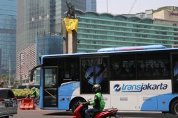 Greenpeace pasang spanduk "orang baik pilih energi baik" di Bundaran HI