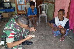 Satgas Pamtas membangun fasilitas penerangan warga di perbatasan