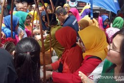 Ratusan masyarakat ikuti makan bubur pedas gratis