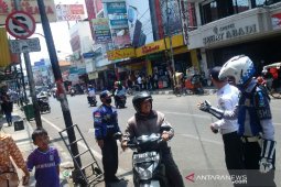 Petugas tertibkan kendaraan parkir sembarangan di Garut