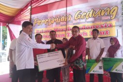 BPJS Ketenagakerjaan serahkan sertifikat kepesertaan PMI Tanah Laut