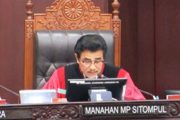 Jokowi saksikan pengucapan janji Hakim MK Manahan Sitompul