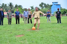 Wakil Bupati Kayong Utara buka Turnamen Sepak Bola di Teluk Batang