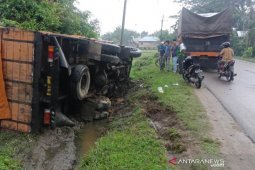 Sebuah truk terbalik di Aceh Timur