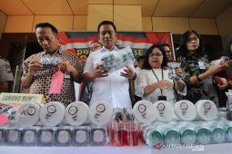 Peredaran kosmetik ilegal beromzet miliaran dibongkar polisi, pabriknya di Surabaya