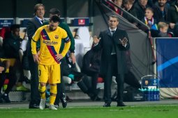 Napoli aman dari bongkar pasang puncak klasemen