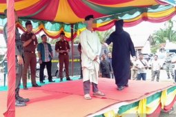 Terbukti berjudi, lima penjudi di Aceh dihukum cambuk