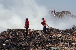 Lima kendaraan damkar padamkan kebakaran TPA Suwung