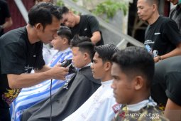 Pangkas rambut gratis anak yatim sambut sumpah pemuda