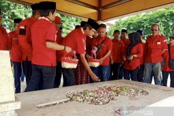 Kader PDIP Surabaya tabur bunga makam WR Soepratman peringati Sumpah Pemuda