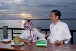 Presiden Jokowi dan Ibu Iriana nikmati senja di Kaimana