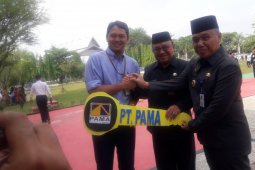 PT Pamapersada hands over car to support free transportation
