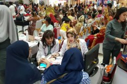 Penumpukan make up dapat picu masalah serius di wajah