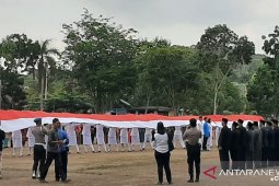 TNI dan Polri Bangka bentangkan bendera merah putih 28 meter