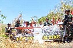 Satgas Pamtas Yonif R 142/KJ perkenalkan batas negara kepada generasi muda