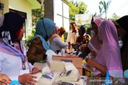 Wargadi  Kecamatan Telaga Langsat "serbu" pasar murah
