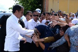 Pengungsi desa Tulehu rebutan salaman dengan Presiden Jokowi