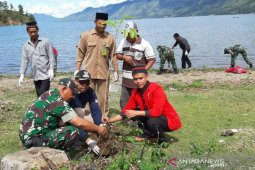 Mahasiswa gelar aksi bersih Danau Lut Tawar