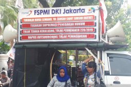 Buruh unjuk rasa tuntut kenaikan UMP
