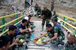 Satgas TMMD Kodim 0204/DS syukuran di atas jembatan usai tuntaskan pekerjaan