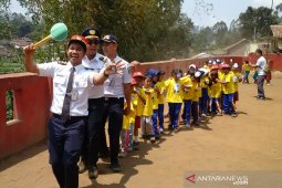 PT KAI edukasi pelajar SD di pelosok Garut tentang sejarah kereta api