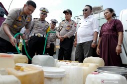 Pembagian air bersih di Blitar