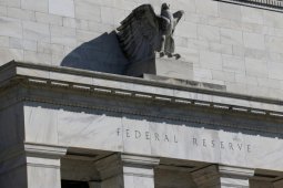 Jelang keputusan moneter Fed, dolar AS sedikit melemah