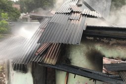Korslet colokan HP, rumah  dua lantai terbakar