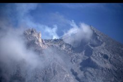 Penurunan volume kawah Merapi