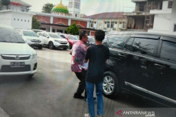Usai diperiksa KPK, Kadis Perdagangan Medan  langsung kabur hindari kejaran wartawan