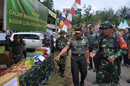 Pangdam bagikan sembako untuk warga perbatasan di Kapuas Hulu