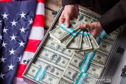 Dolar Amerika menguat di tengah pengamatan perdagangan dan risalah The Fed
