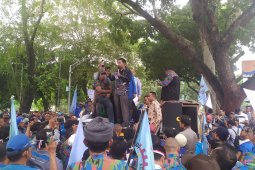 Video aksi unjuk rasa ribuan buruh di DPRD Sumut