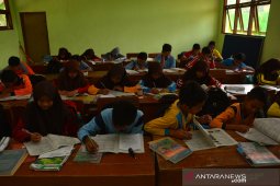 Pembagian seragam gratis masih tertunda