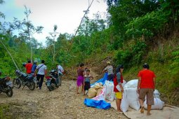 Masyarakat berharap pemerintah segera tangani jalan longsor di Nias