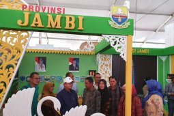 Fachrori kunjungi stand pameran Hari Pangan Sedunia di Kendari