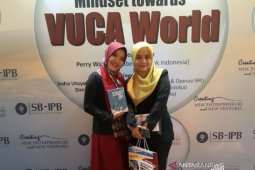 Fitri Kinasih, wisudawan terbaik  sarjana SB-IPB juga menulis buku "Start (to) Up"