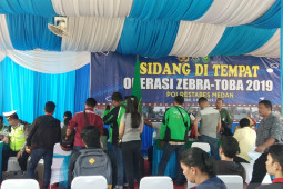 Polisi sidang di tempat pelanggar lalu lintas