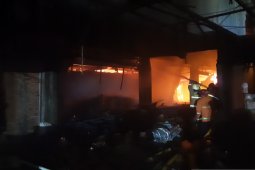 Petugas Damkar sulit masuk ke dalam gedung Hailai