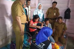 ACT  serahkan bantuan kursi roda bagi penderita lumpuh