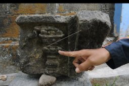 Batu candi di pemukiman warga