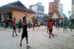 Satgas TMMD Dan Masyarakat Inhil Menggelar Turnamen Volly Cup