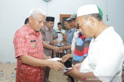 Bupati Asahan dan Baznas serahkan bantuan korban banjir