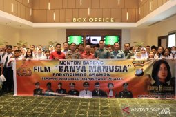 Kapolres Asahan dan Bupati Asahan nobar gratis bersama ribuan masyarakat