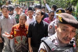 Mendikbud sedih saat  tinjau sekolah ambruk di Pasuruan (Video)