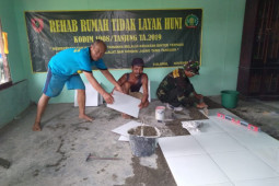 Anggota TNI rehab rumah tak layak huni