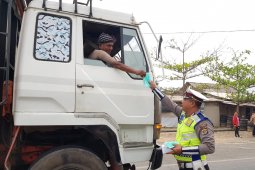 Kabut asap masih berlangsung,  Polres Mesuji bagikan masker