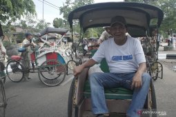 Peduli tukang becak, Tamzil bagi-bagi sembako di Hari Pahlawan