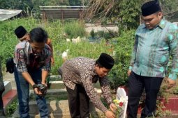 KPU Depok berziarah ke makam petugas KPPS meninggal saat bertugas