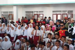 "Pahlawan super" hibur  para siswa sekolah ambruk di Pasuruan (Video)